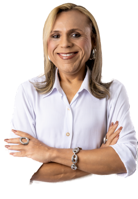 Retrato de Andrea Rossati, sorrindo, de braços cruzados, vestindo camisa branca